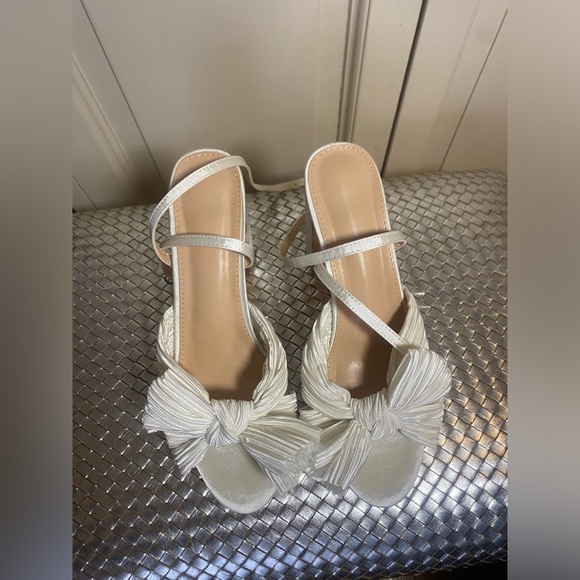 Ivory Pleated Bow Platform Bridal - Picture 4 of 8